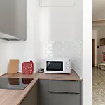 Guesthost - M1 Pasteur Apartment With Balcony