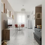 Guesthost - M1 Pasteur Apartment With Balcony