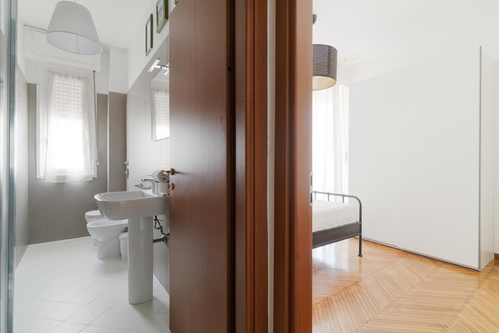 Guesthost - M1 Pasteur With Balcony Apartment